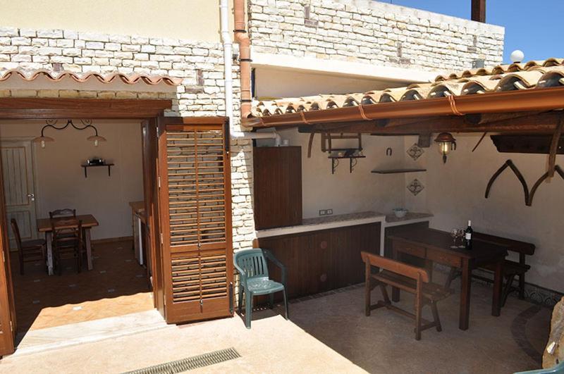 Anna E Cantina Vito Vicinissimi Riserva Dello Zingaro *