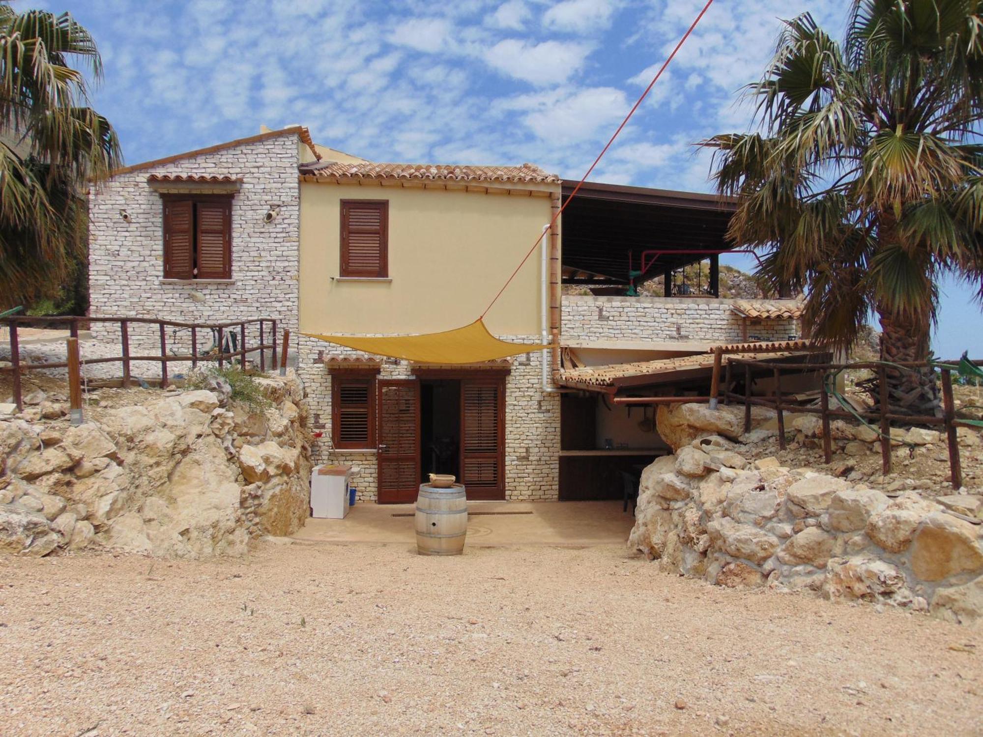 Anna E Cantina Vito Vicinissimi Riserva Dello Zingaro * Scopello (Sicily)